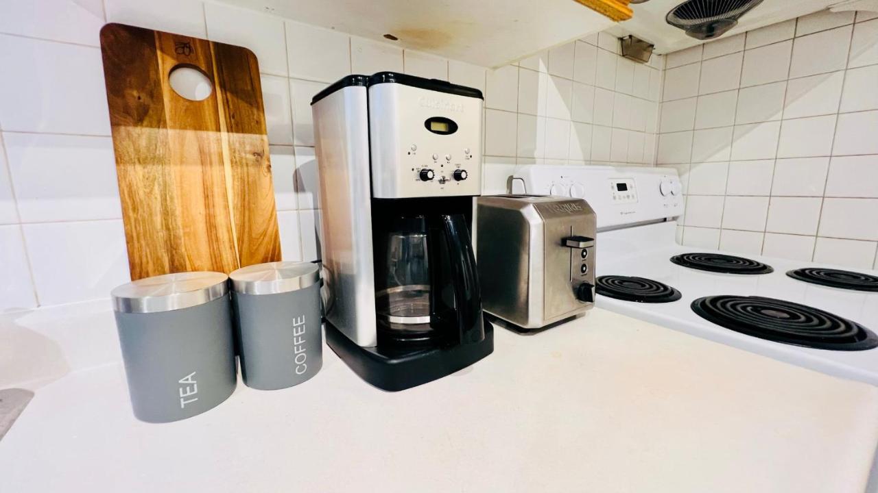 Toronto Bed & Breakfast - Free Parking Екстер'єр фото