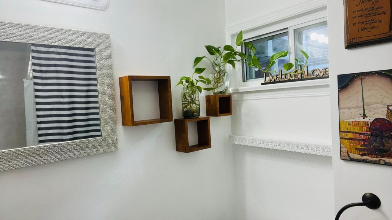 Toronto Bed & Breakfast - Free Parking Екстер'єр фото