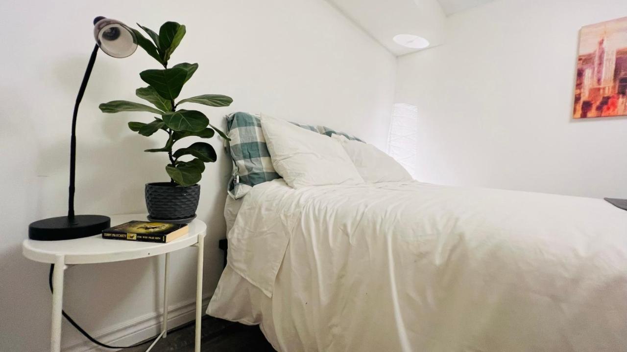 Toronto Bed & Breakfast - Free Parking Екстер'єр фото
