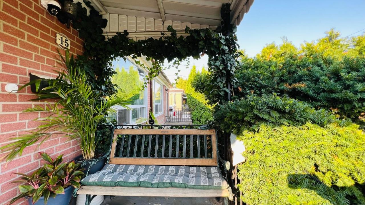 Toronto Bed & Breakfast - Free Parking Екстер'єр фото