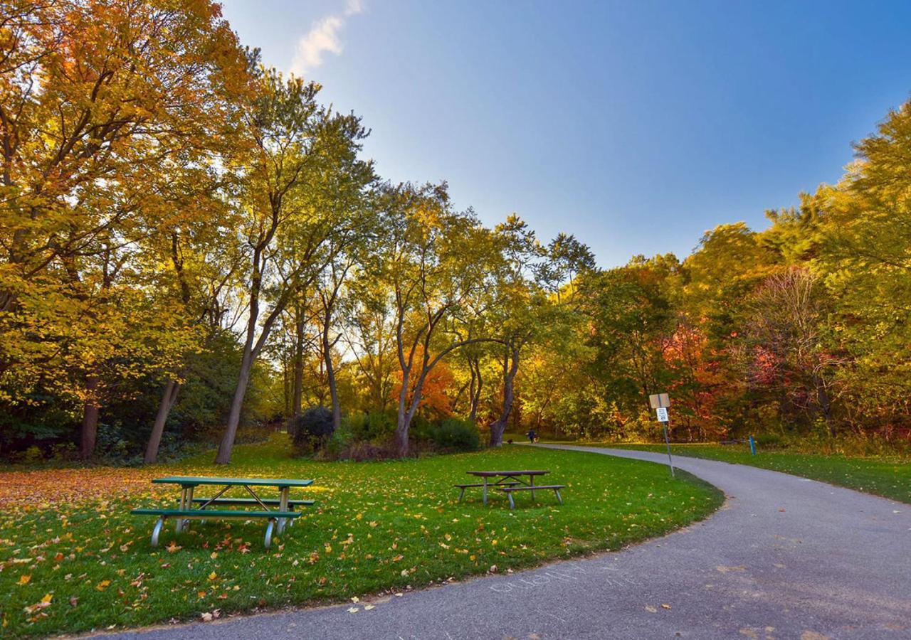 Toronto Bed & Breakfast - Free Parking Екстер'єр фото