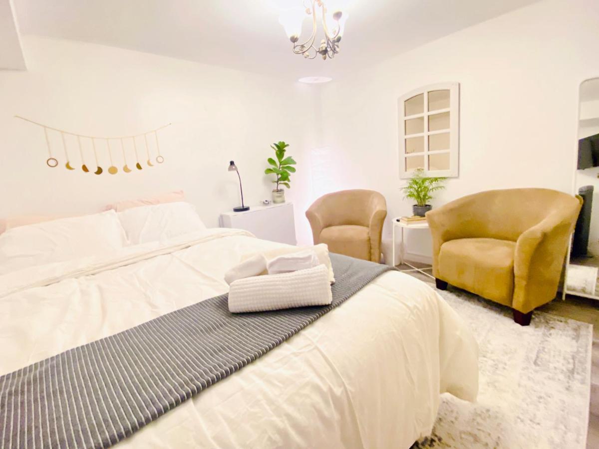 Toronto Bed & Breakfast - Free Parking Екстер'єр фото
