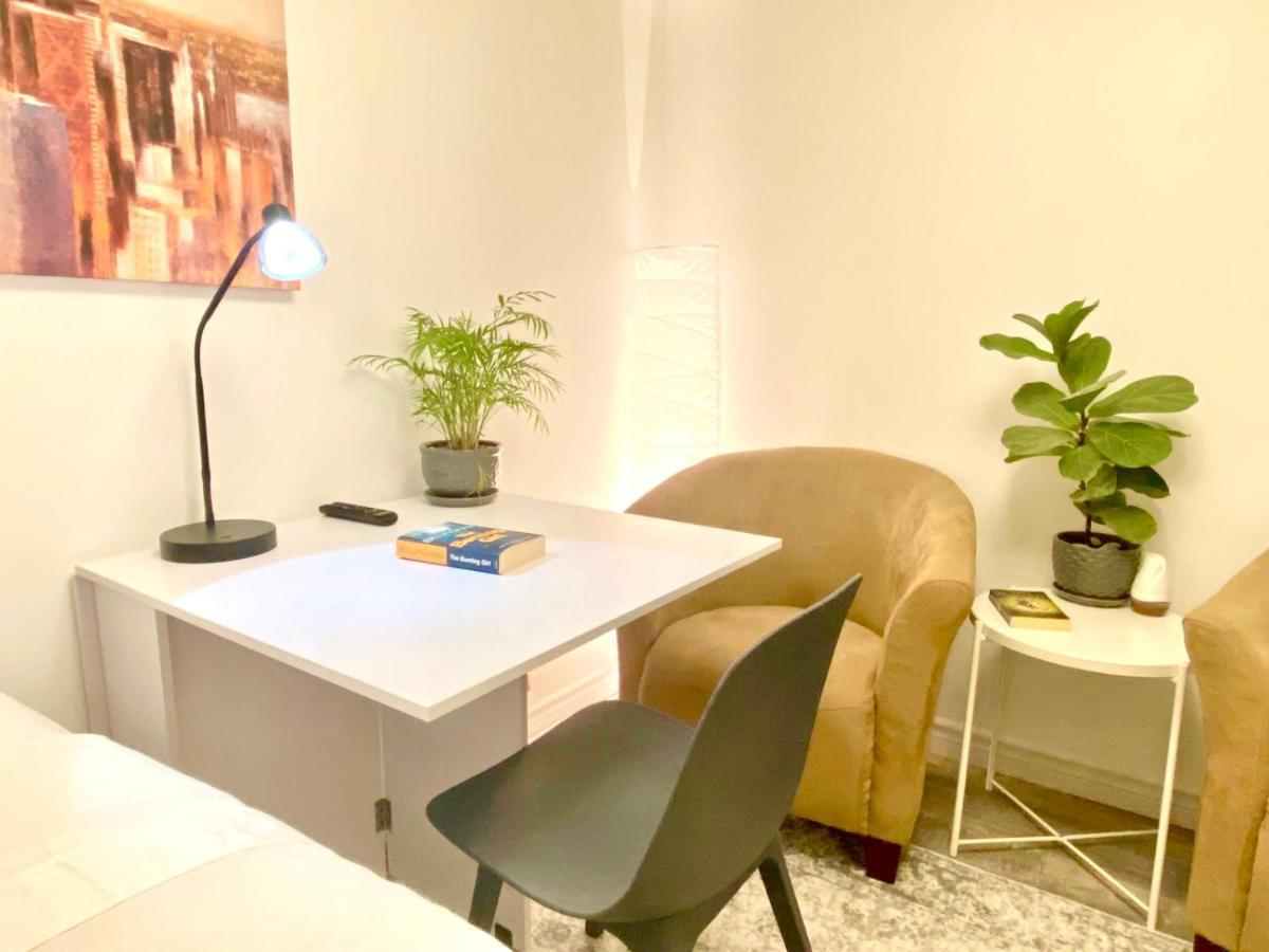Toronto Bed & Breakfast - Free Parking Екстер'єр фото